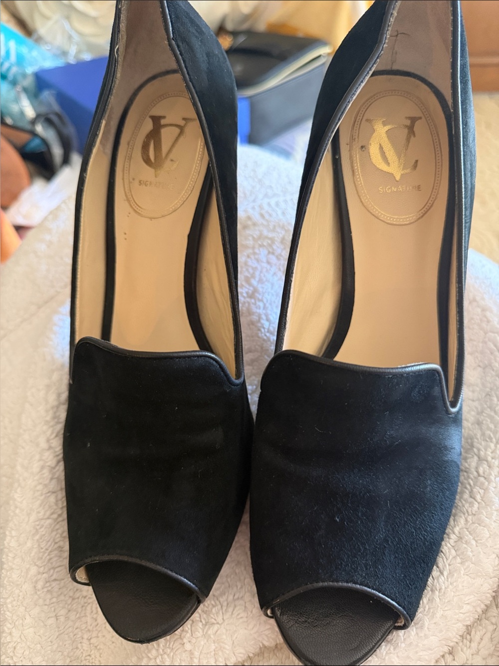 vince camuto Signature Black Suede Peep-Toe Pumps 9-1/2 great condition